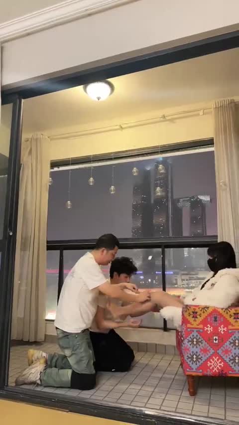 伊晨 高贵的主人 2个脚奴一起伺候-女神之家